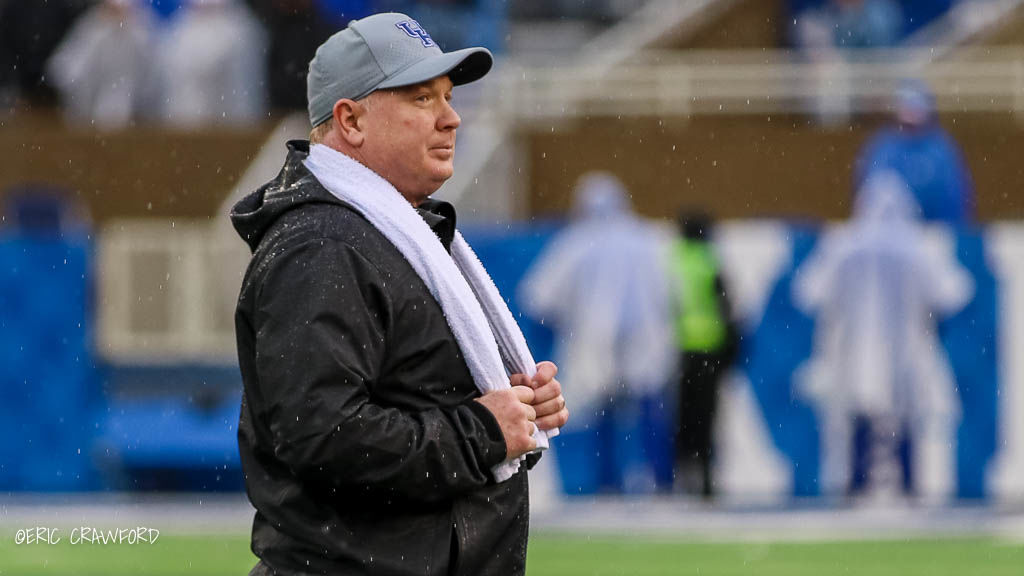 Stoops at ease